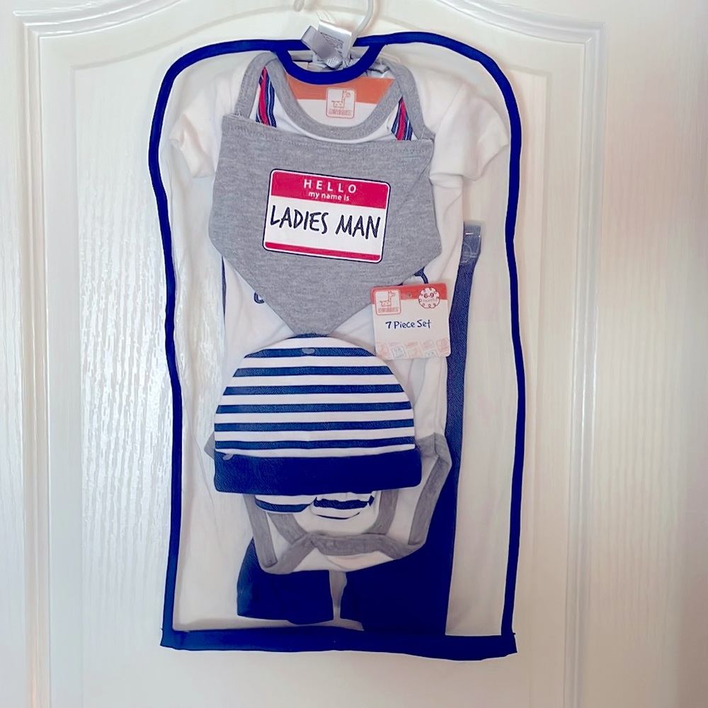Boys, 6-9 mths gift set.